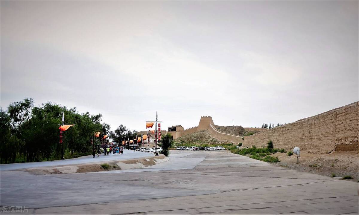 这个戈壁小城为何飞机、高铁、火车这么便捷