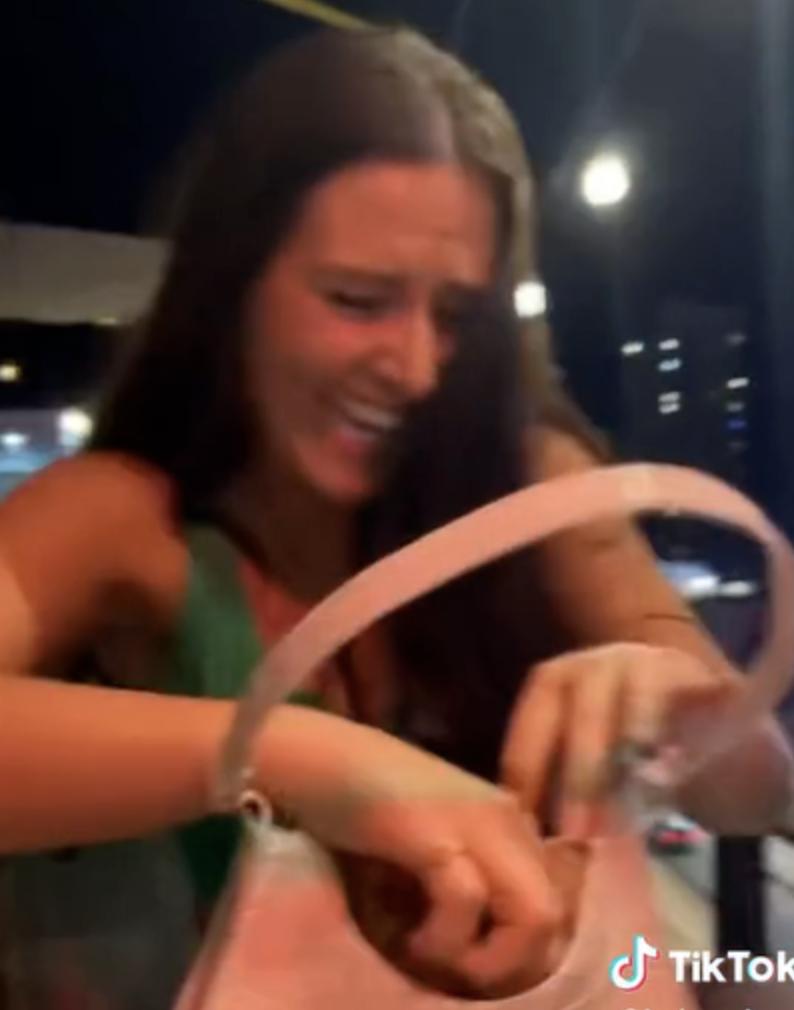 国外妹喝醉丢包包，调酒小哥打开直接懵了！拍视频3000万网友围观