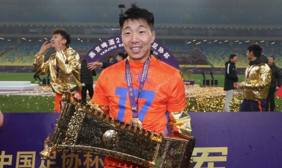 中超外援被队友绑住,曝中超多名球员被带走