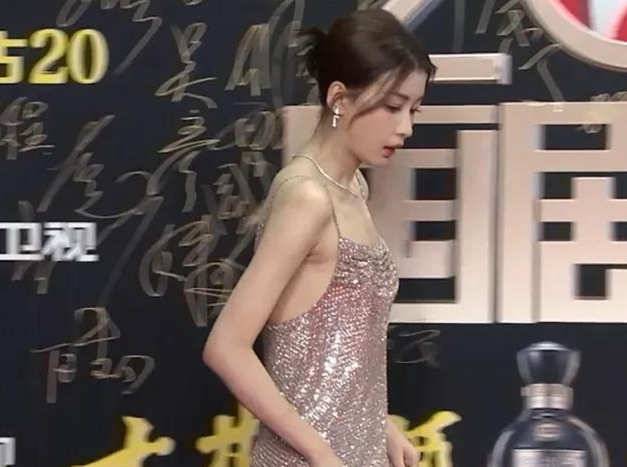 因为肩塌而红毯翻车的女明星,各个女星的红毯穿衣事故