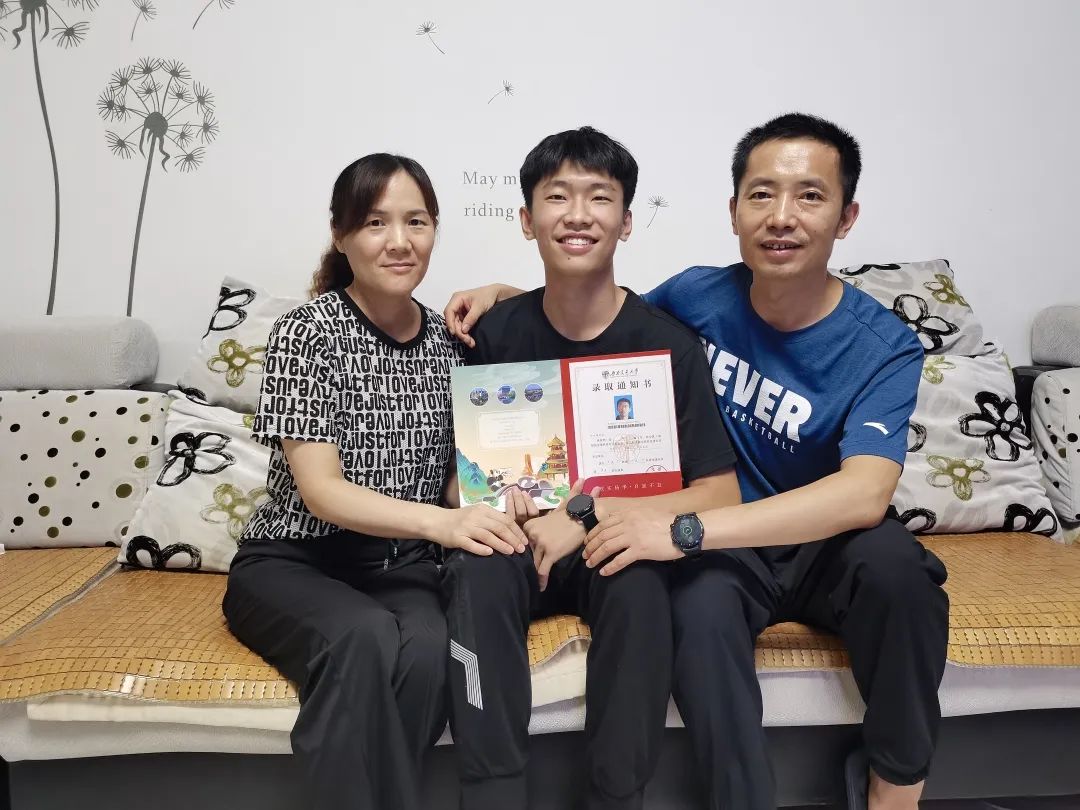 大学录取通知书可以买火车票吗,录取通知书坐飞机能打折吗