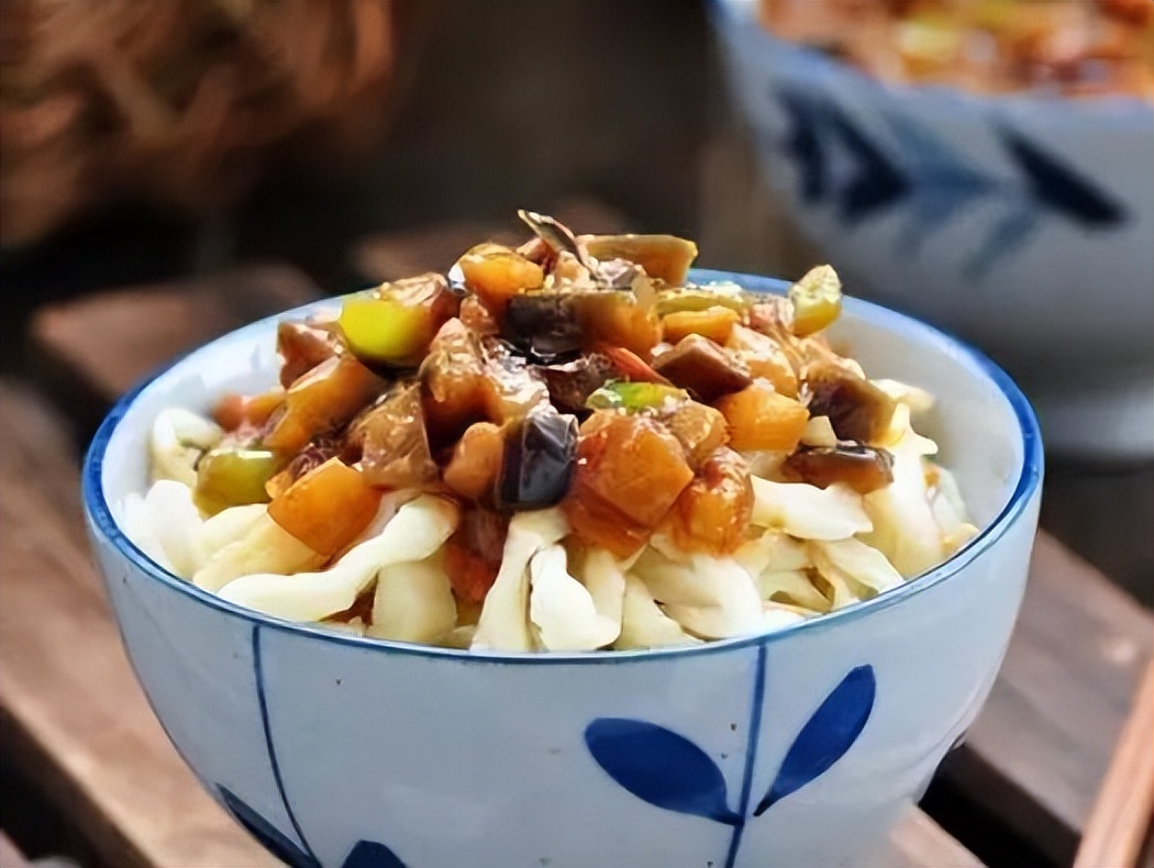 天冷做面条的方法和技巧,冬天面条的神仙吃法酸辣拌面