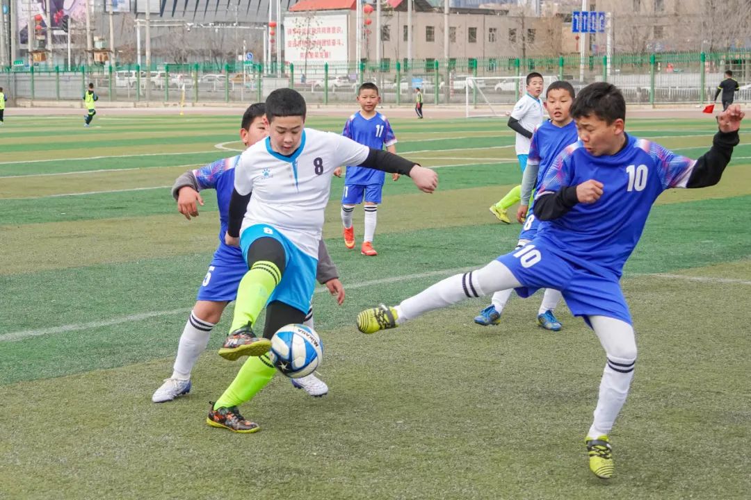 这所学校有2000多个孩子在踢球