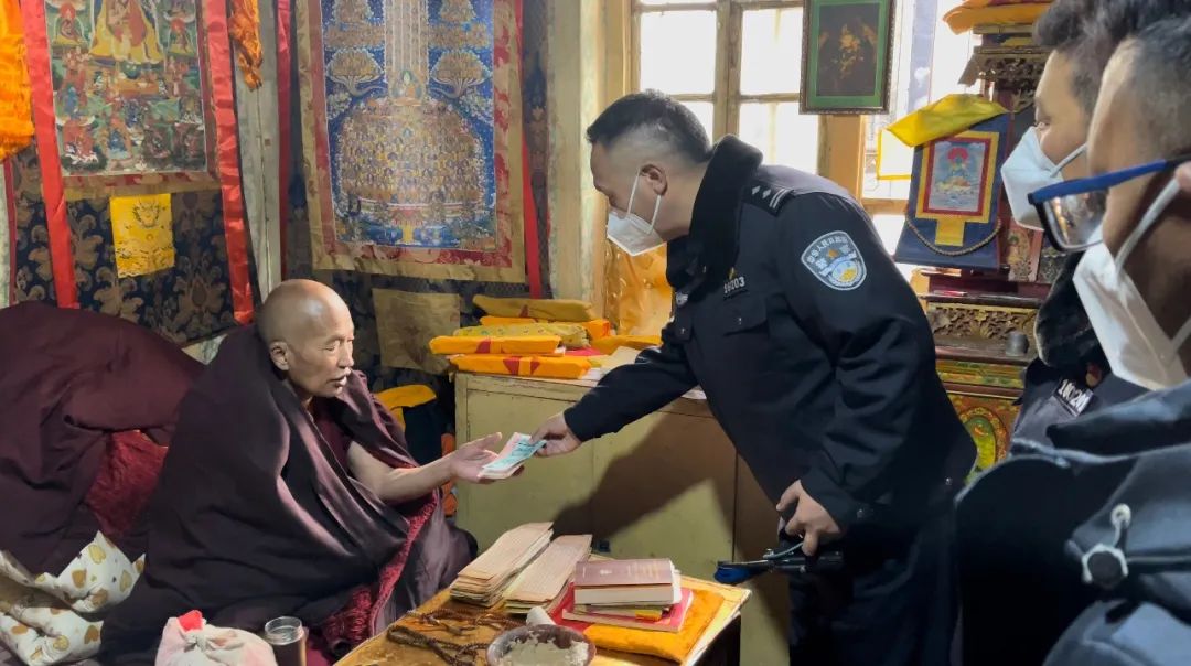 小昭寺派出所坚持和发扬新时代“枫桥经验”“东莱精神”学思践用*党**的二十大精神走访慰问辖区困难群众