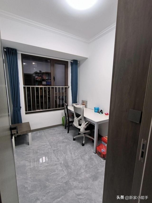 新房极简灰瓷砖搭配案例,深灰色瓷砖上墙轻奢风装修