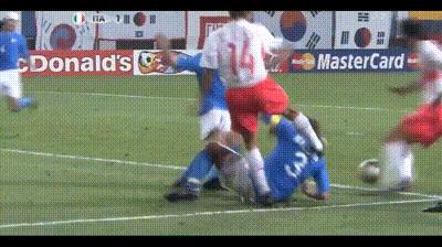 2002年足球世界杯中国对巴西,02年世界杯足球发生了啥