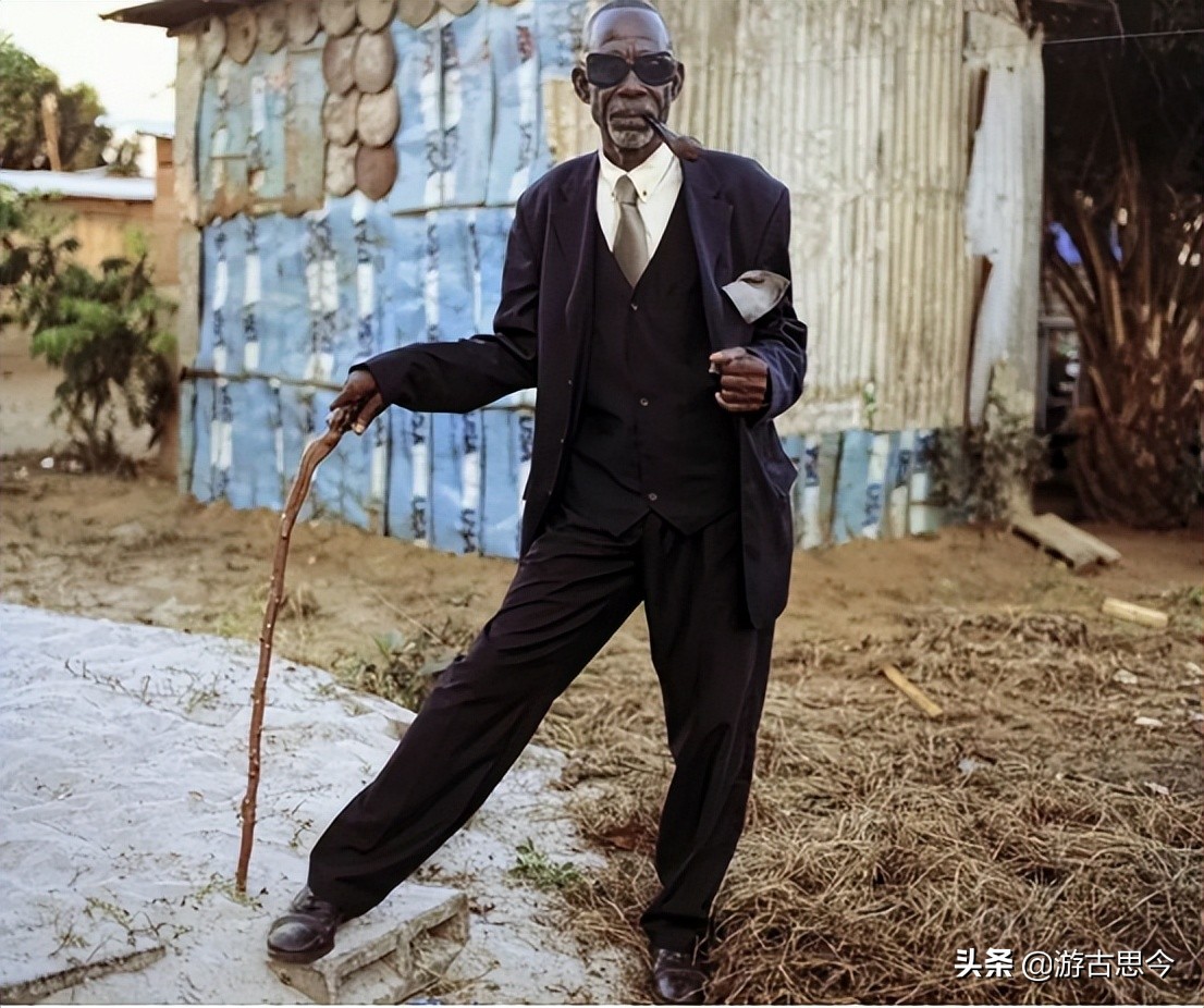 非洲贫民窟里的“上流绅士”:宁愿捡垃圾搬砖,也要全身名牌