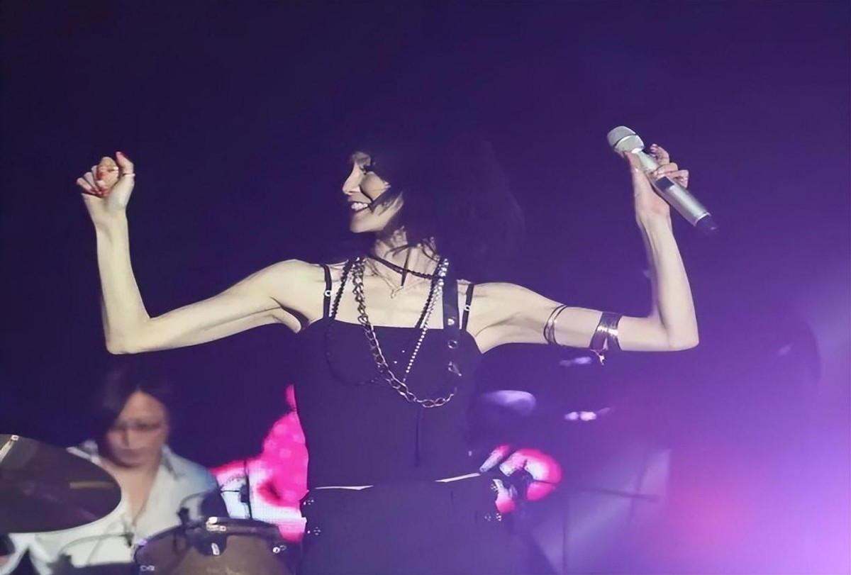 事实证明，独居贫民区、不婚无子的张曼玉，已经走上了另一条大路