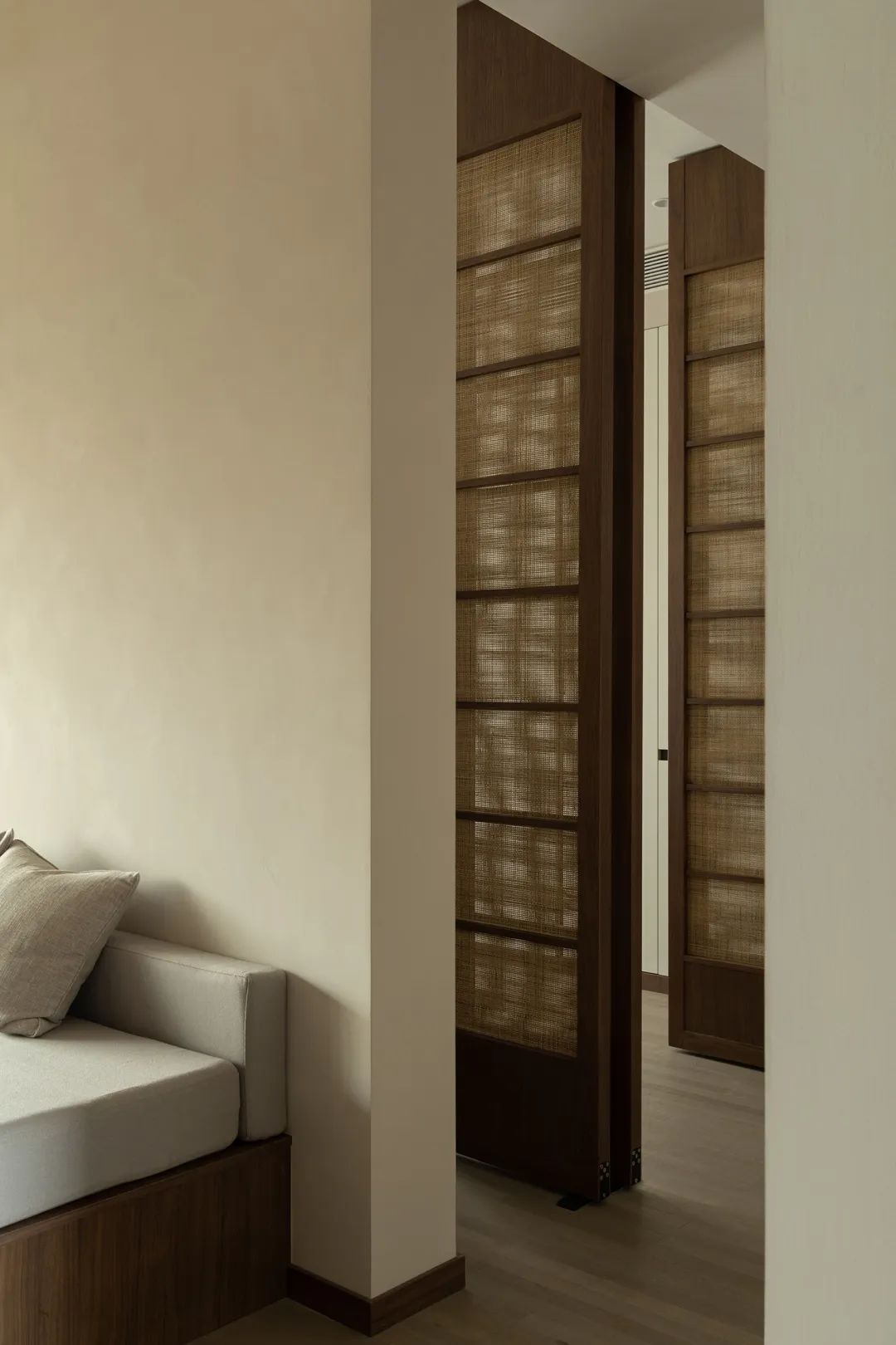 优雅简约居所设计,140平四居室摒弃繁琐回归自然