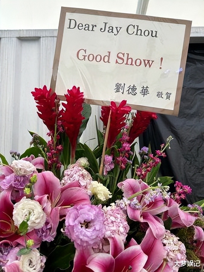 周杰伦演唱会港星送英文花篮,周杰伦香港演唱会最大嘉宾助阵