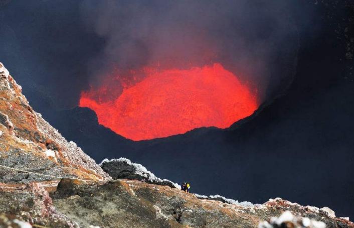 高粘性液体中不断增长的气泡的聚结