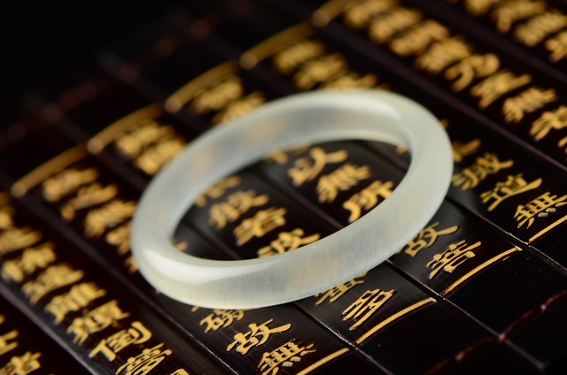 和田白玉泛黄还是泛青好,佩戴和田白玉对身体有什么好处