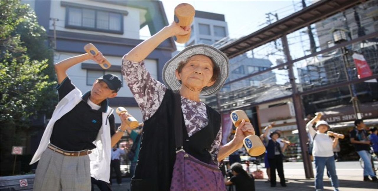 挤满70岁老人的，又何止是日本的色情业