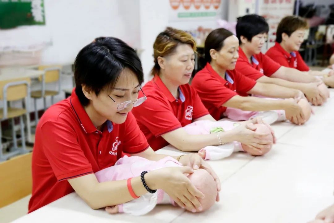 月嫂和育婴师有什么区别,月嫂与育婴师的区别在哪