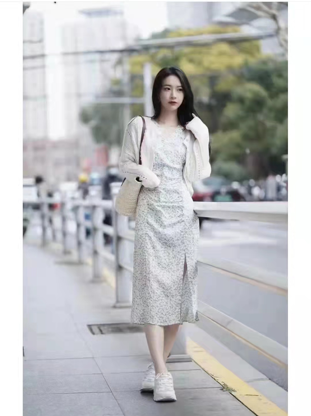 白色牛仔裤配什么颜色针织开衫,针织开衫白色和黑色哪个好看