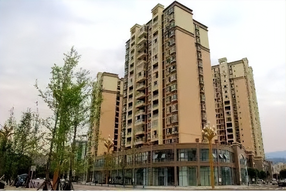 女子自费买儿童滑梯被邻居滑倒,小区滑滑梯损坏摔伤孩子谁的责任