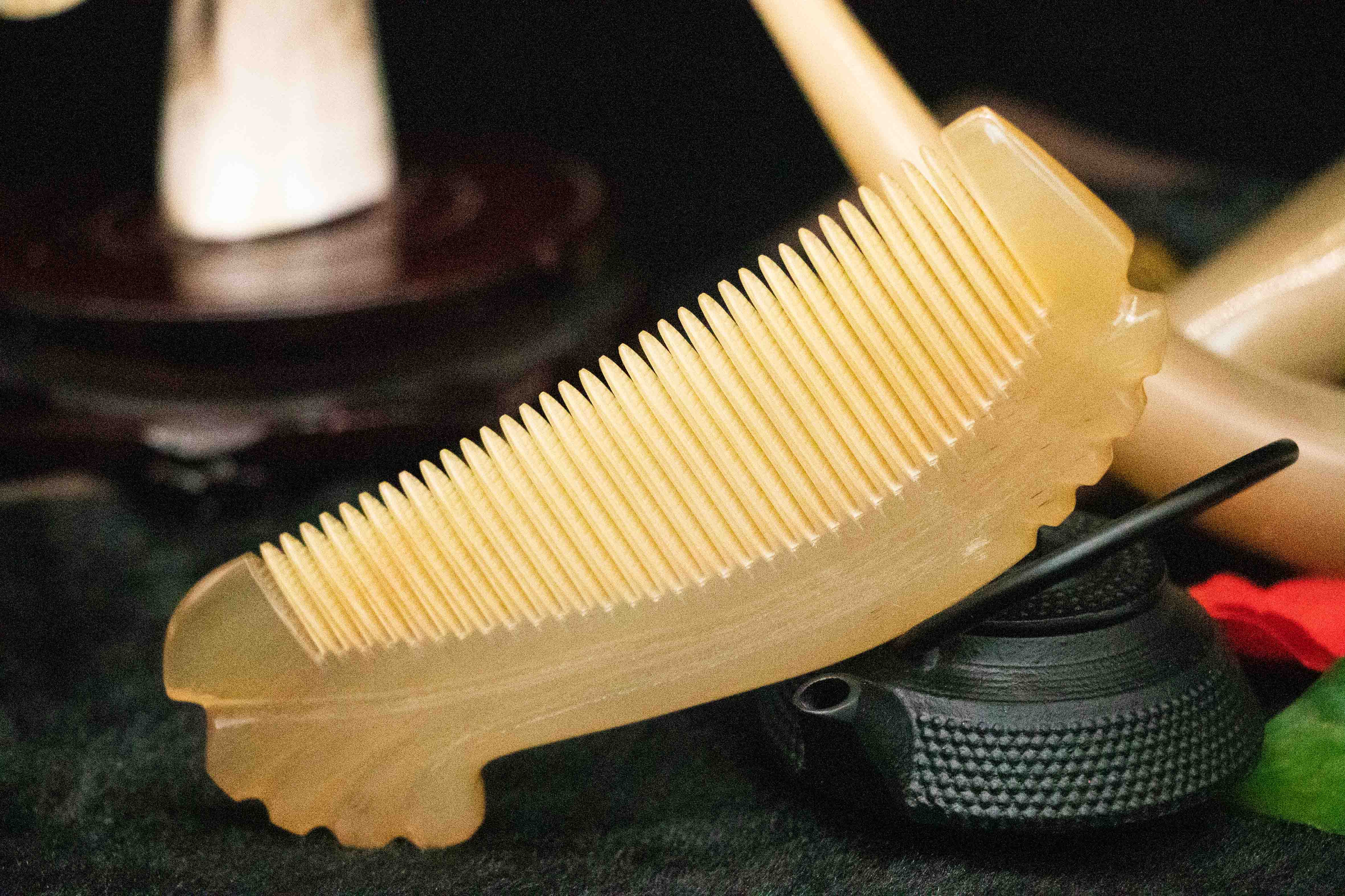 黑色牛角梳辨别真假,牛角梳用几度水试真假