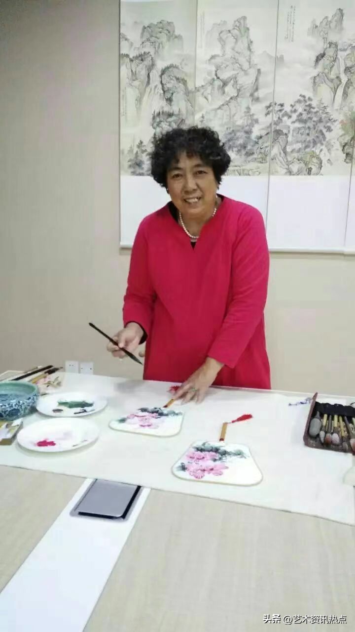 名家推荐|画家李维娜，惟妙惟肖婀娜多姿之芙蓉图