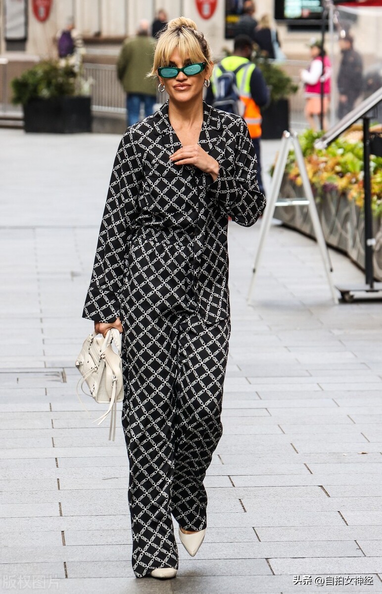 阿什利罗伯茨蓝色连衣裙 (阿什利罗伯茨黑色工装裤)