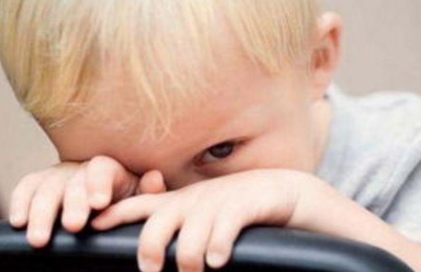 孩子爱搞小动作怎么管教,小孩有偷摸的行为怎么引导改正