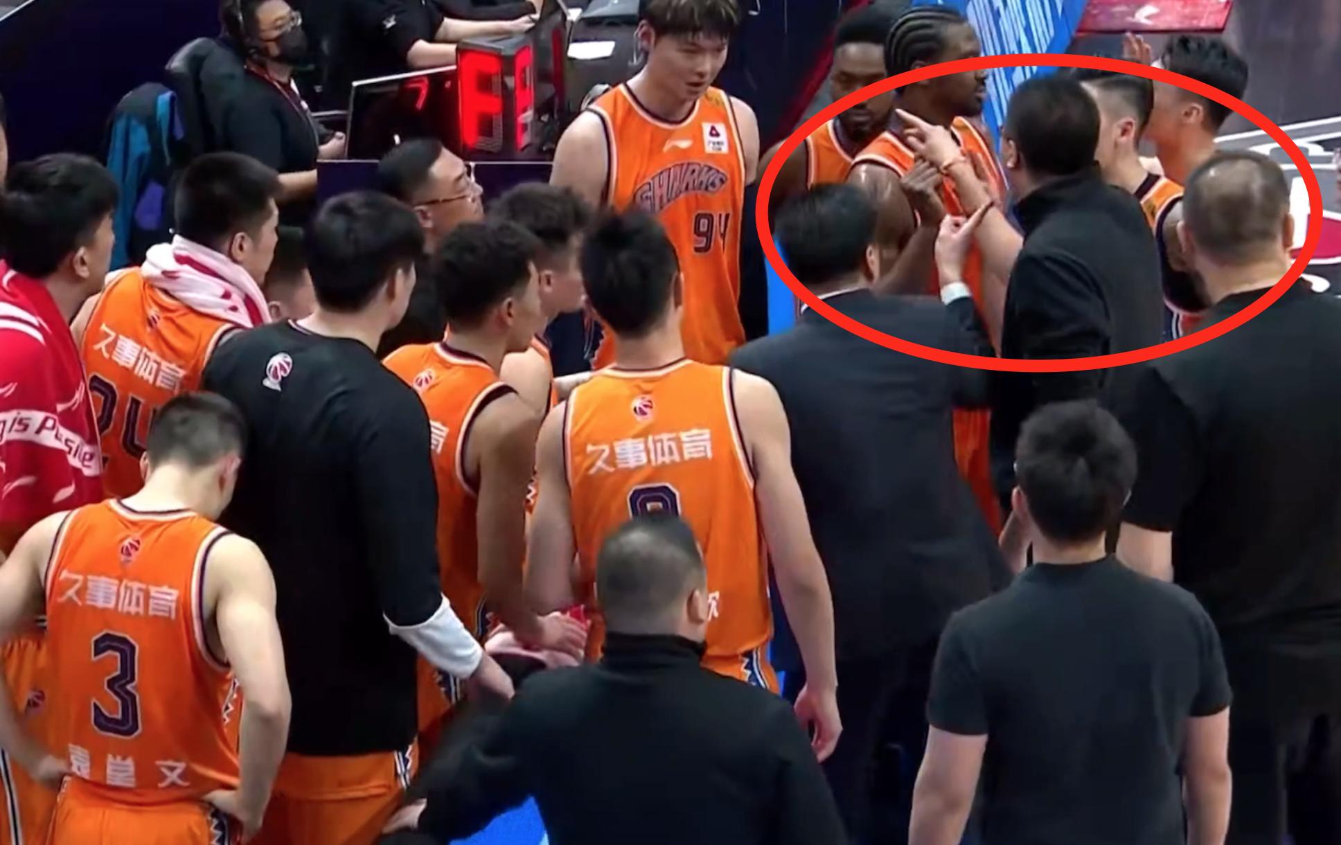 李春江提前猜到杨鸣的绝杀战术，指挥刘铮机智走位断掉赵继伟运球