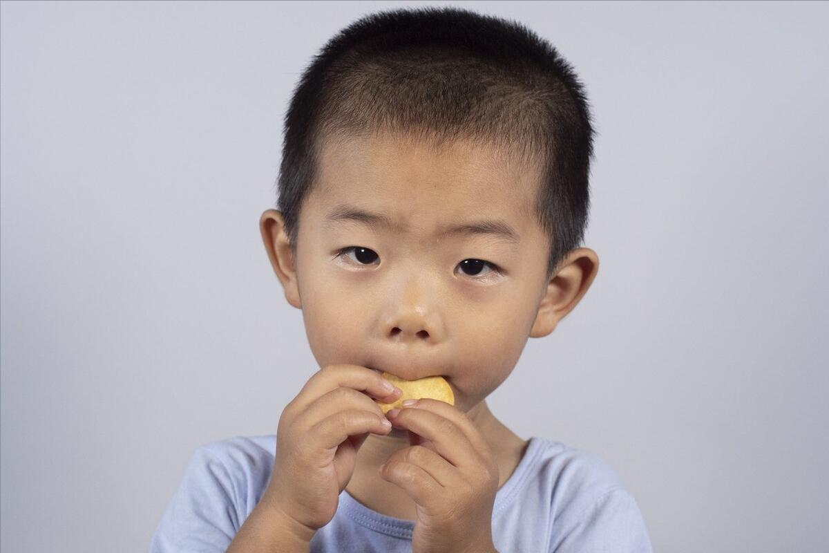 零食放桌上随便吃，孩子却不乱吃，就因为我立了个“规矩”
