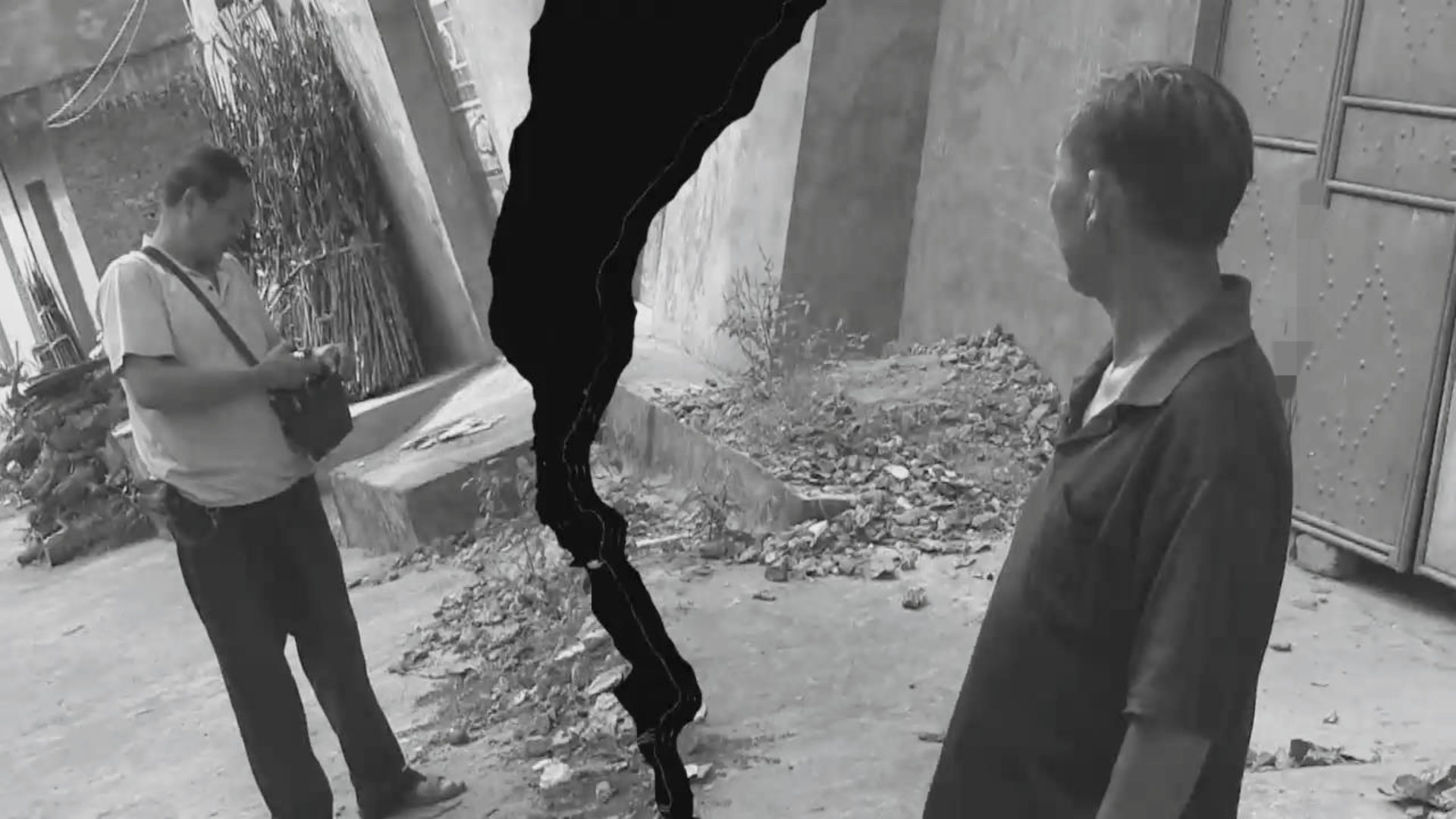 76岁老汉有4个女儿，却要签下认识1个月的男人，给自己当儿子养老