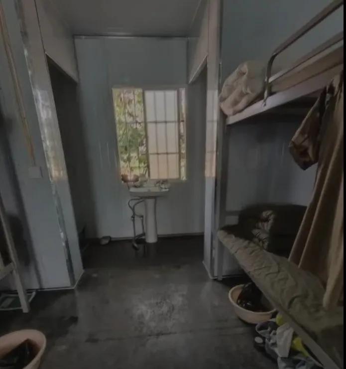 红色城市猎人开营，所谓“营地”在荒地，住的是临时工棚…