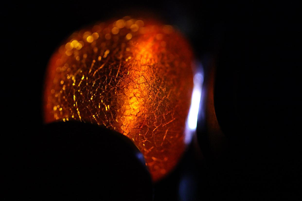 琥珀和蜜蜡是同一种宝石？两者有区别吗？琥珀和蜜蜡该如何搭配？