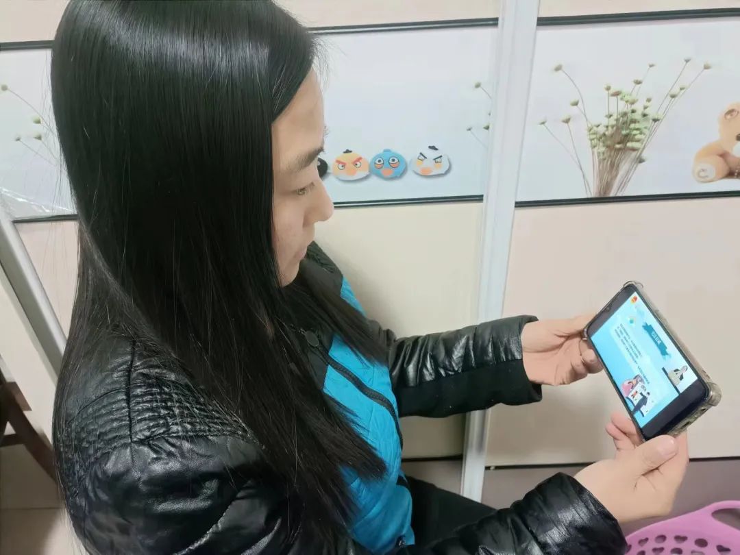 新桥大官小学收看“12355沂蒙青少年成长公开课”活动