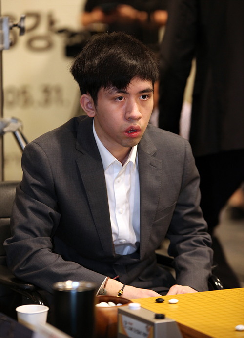 柯洁战胜朴廷桓中国队卫冕农心杯,lg杯柯洁击败朴廷桓