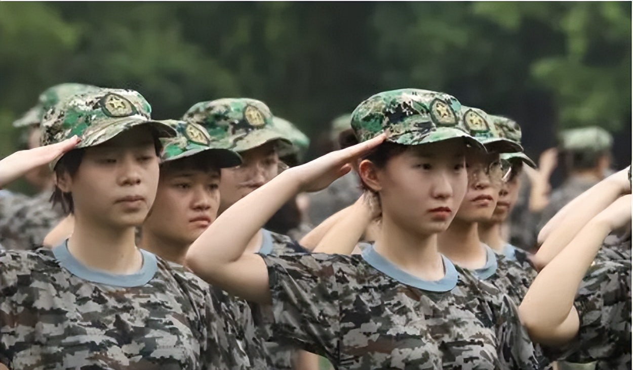 军训时教官逼学员喝烟灰水后续,教官让学生喝饮料