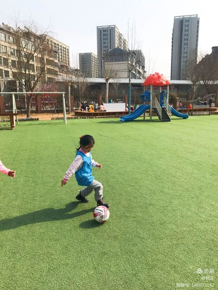 香蕉哥哥，一起动起来吧！奎文区实验幼儿园让更多的孩子逐梦绿茵