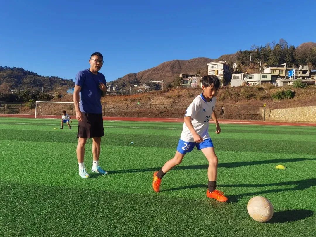 大山深处孩子们的足球梦,支教老师为大山孩子筑起足球梦
