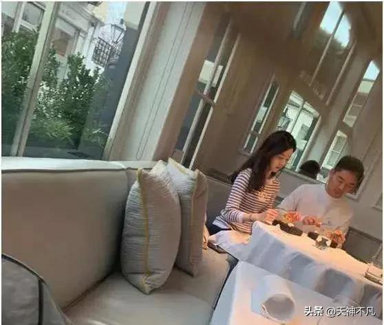 章泽天刘强东和朋友夫妻合影,刘强东章泽天英国皇室视频