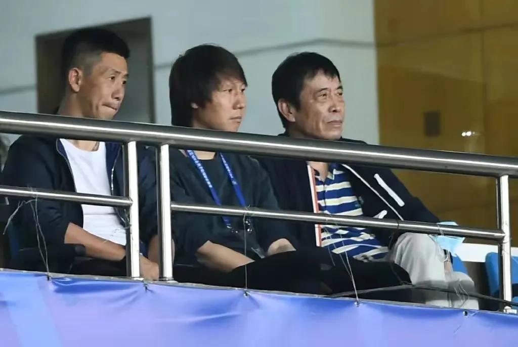 播报李霄鹏辞职的新闻,李霄鹏告别足球