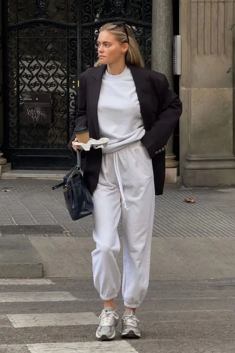 卫衣怎么搭配外套才好看冬天,冬天连帽卫衣怎么搭配洋气女