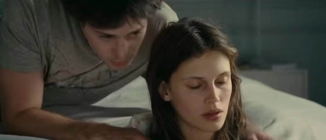 法国影片《花容月貌》以超现实的手法表达了什么？