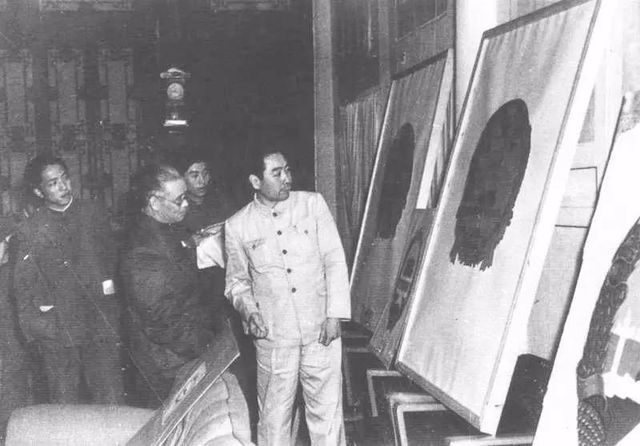 *旗国**方案备选38种，听了张治中的话，毛主席改选“黑马”五星红旗