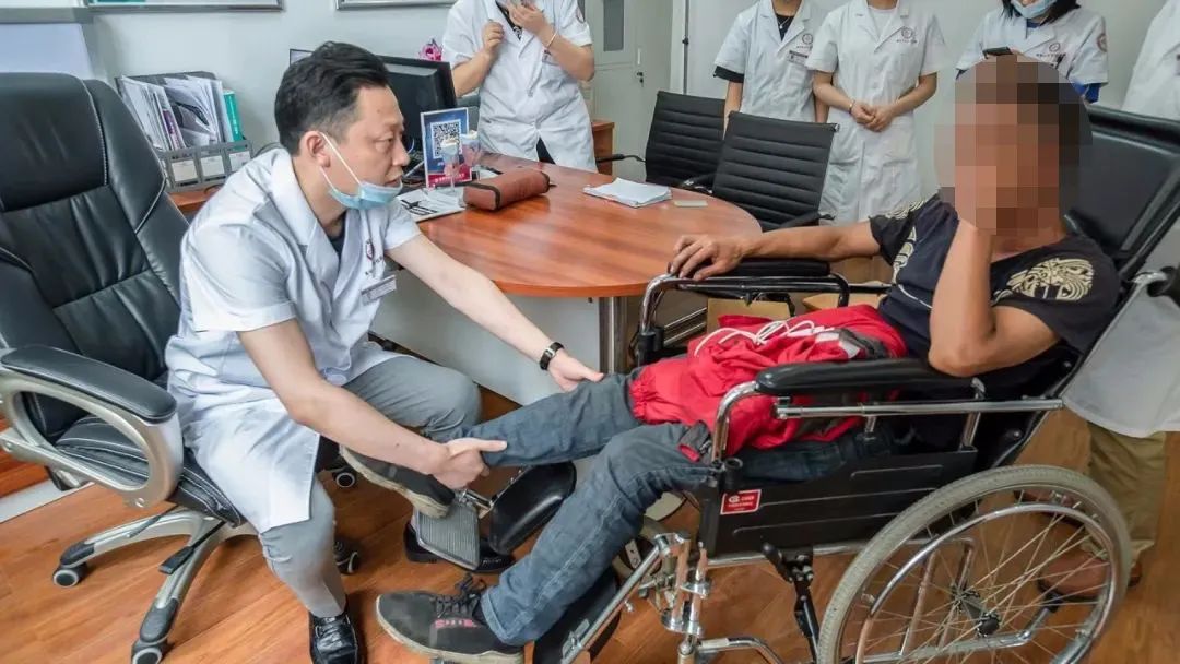 青春期甲亢早期症状有哪些,如果得了甲亢早期有什么症状