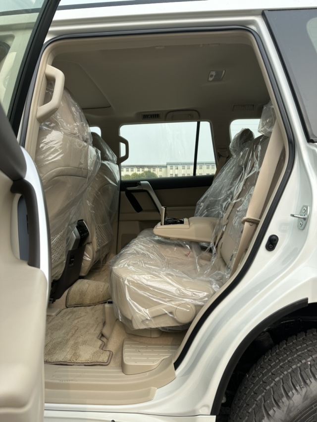 国六中东版霸道4000顶配，带熏黑套件，这样的外观真的很少见