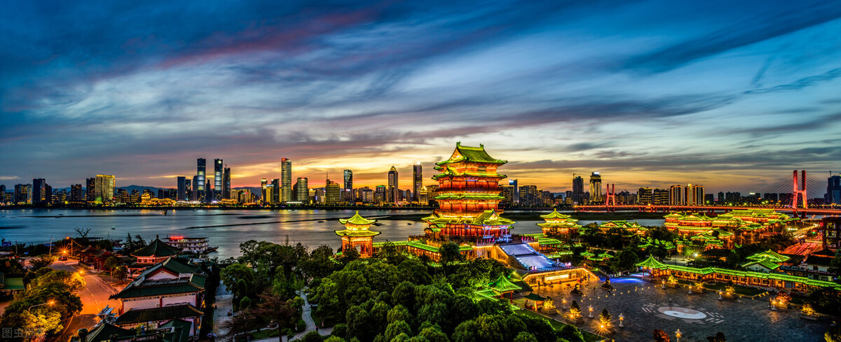 那棵美丽丰满的香柏树