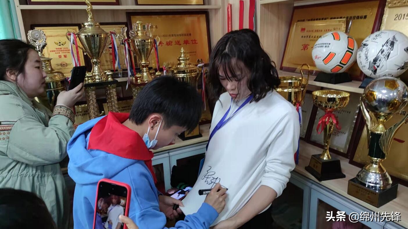 张琳艳回母校被老师塞糖,张琳艳恩师