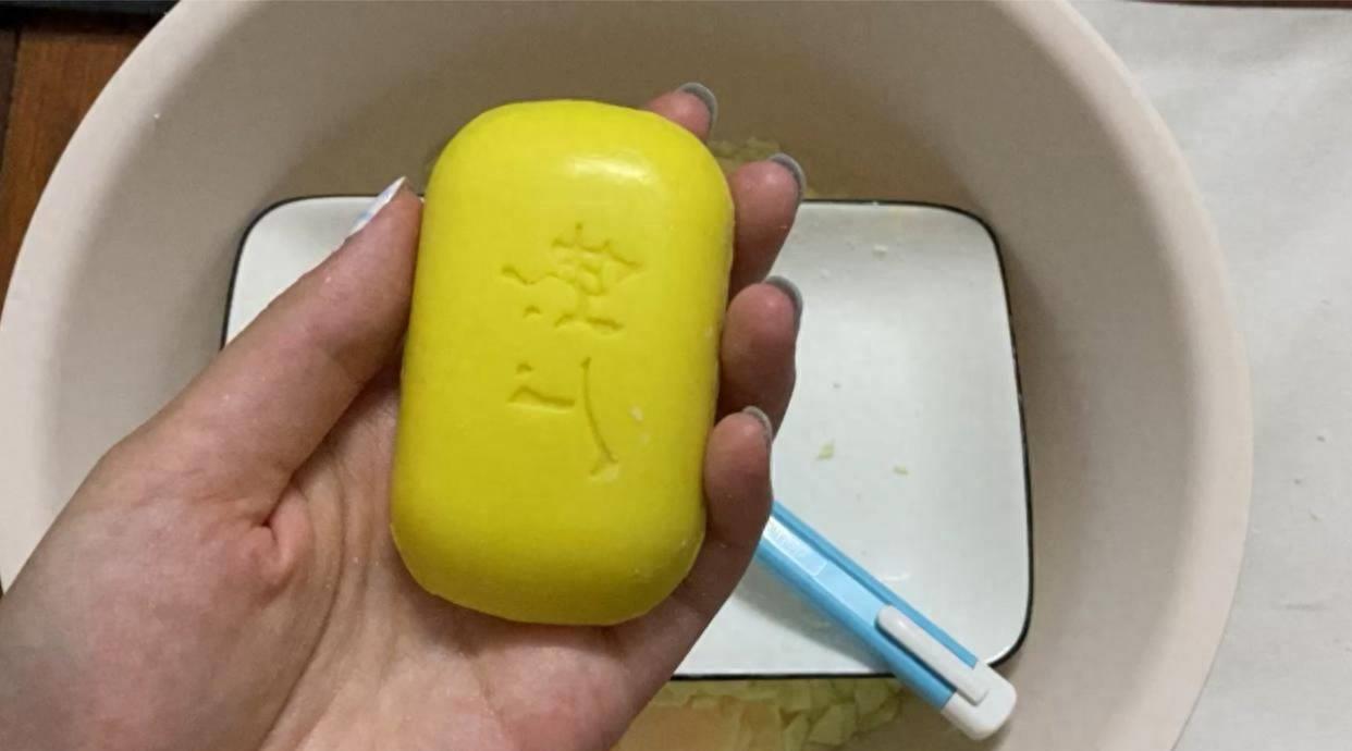 上海一女子用硫磺皂洗头,一女子坚持上海药皂洗头半年