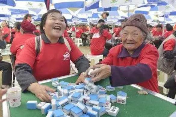 小伙经营麻将馆自己发明纸牌,小伙发明纸牌麻将