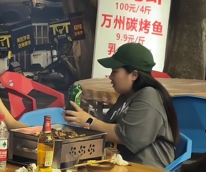 姑娘掰断啤酒瓶,文静女子徒手掰断啤酒瓶