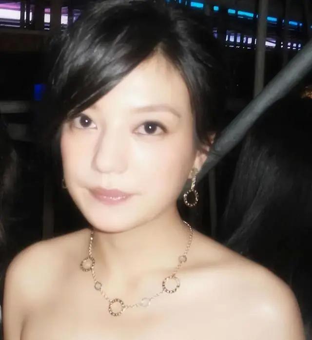 混在娱乐圈的日子“性感女神”瞬间名声大噪！全裸出镜后，她成