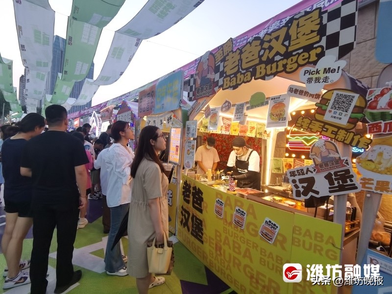 #潍坊凤溪地万物集夜市#【凤溪地故事|超火的“老爸汉堡”给潍坊融媒粉丝送福利啦~】