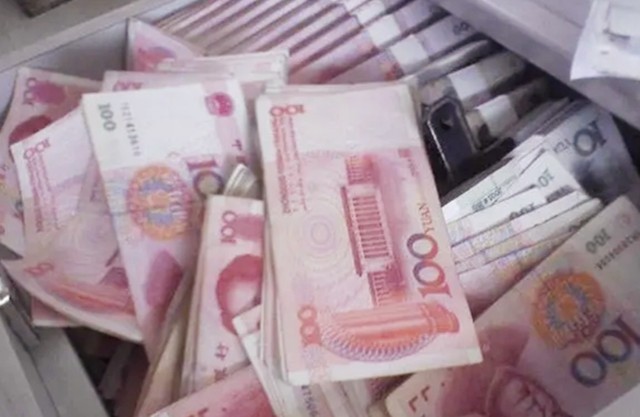 90后女出纳贪污720万案件初步调查,女会计贪污50万被判死刑