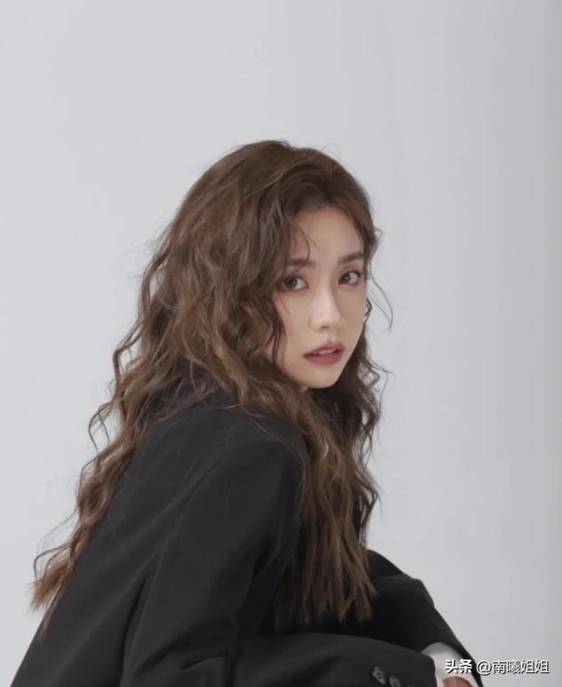 适合脸小40岁女人的中短卷发,40什么样的卷发减龄又好看